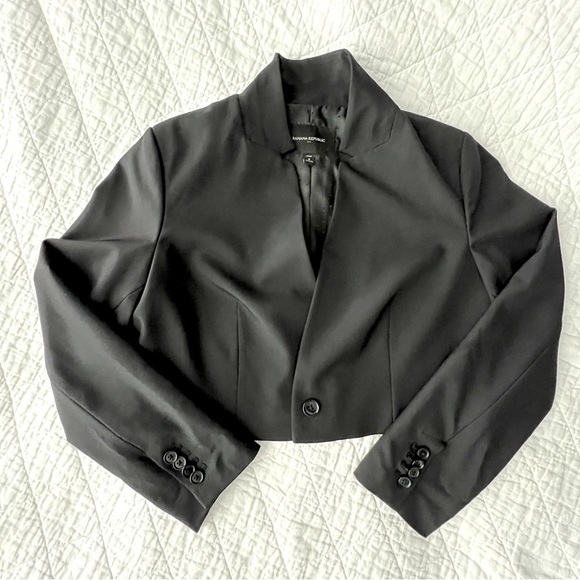 Elegant Cropped Blazer - Picture 5 of 5